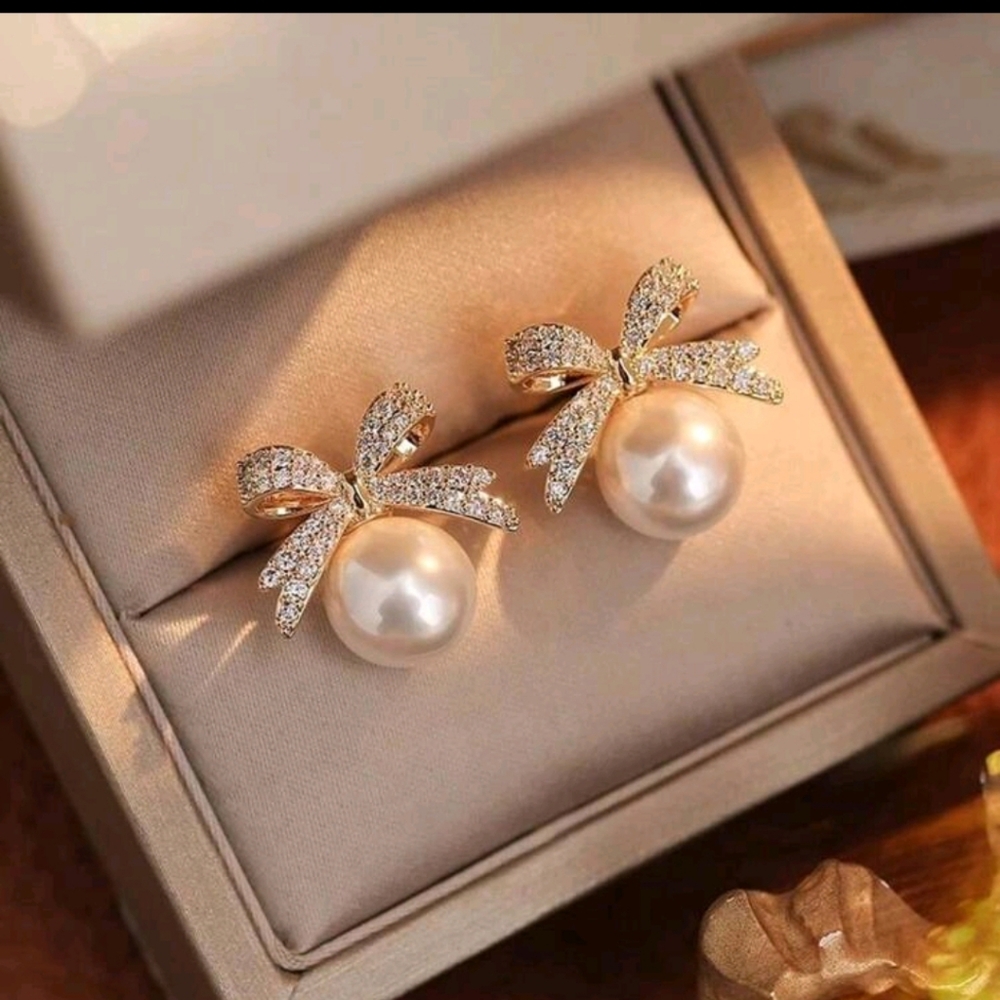 BRAND NEW ** Elegant Gold and Pearl Bow Earrings